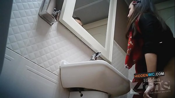 Rakaman kaméra disumputkeun di kamar mandi awéwé (1)
