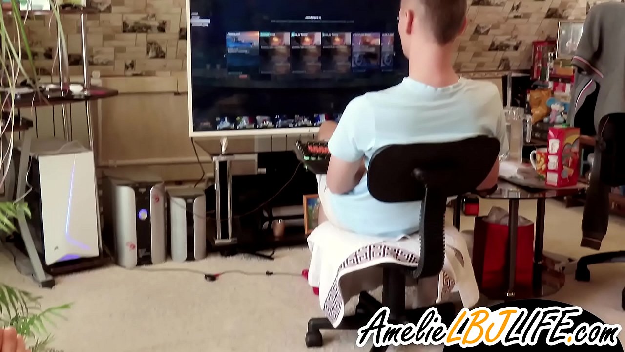 Budak awéwé masturbasi sareng cocooan séks pikeun kabogoh maén kaulinan komputer