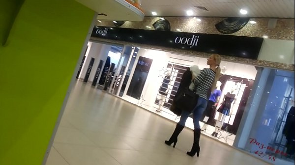 Chicks tiis di supermarket.